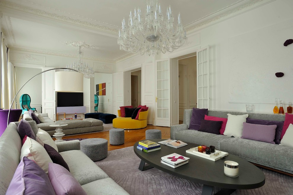 This is an example of a modern living room in Paris with white walls and light hardwood flooring.