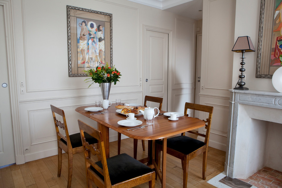 Réalisation d'une salle à manger tradition de taille moyenne avec un mur beige, parquet clair et un sol marron.