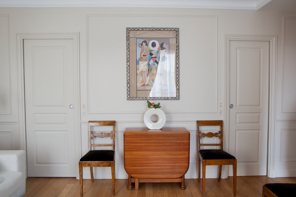 Inspiration pour un salon traditionnel de taille moyenne avec un mur beige, parquet clair et un sol marron.