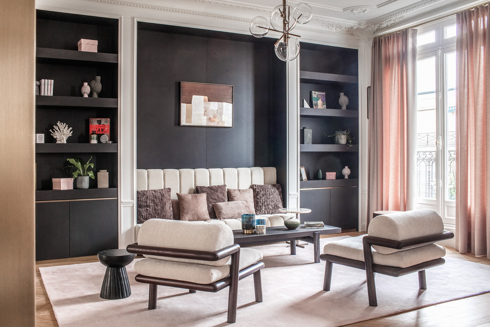Пример оригинального дизайна: гостиная комната в стиле неоклассика (современная классика) с белыми стенами, светлым паркетным полом и коричневым полом