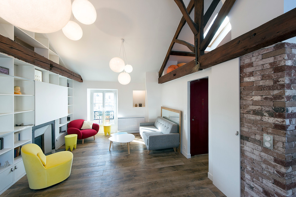 Foto di una sala da pranzo aperta verso il soggiorno design di medie dimensioni con pareti bianche, pavimento in legno massello medio e camino classico