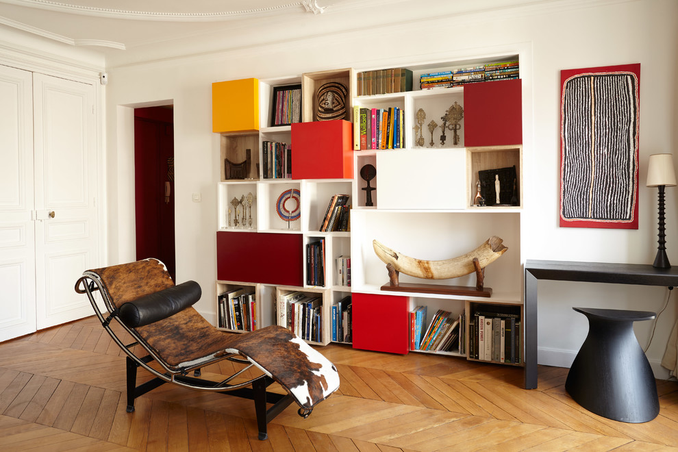 Mittelgroße, Abgetrennte, Fernseherlose Eklektische Bibliothek ohne Kamin mit weißer Wandfarbe und braunem Holzboden in Paris