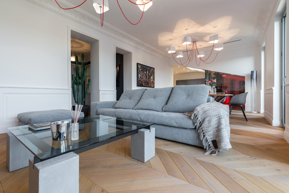 Esempio di un soggiorno design aperto con pareti bianche, parquet chiaro e angolo bar