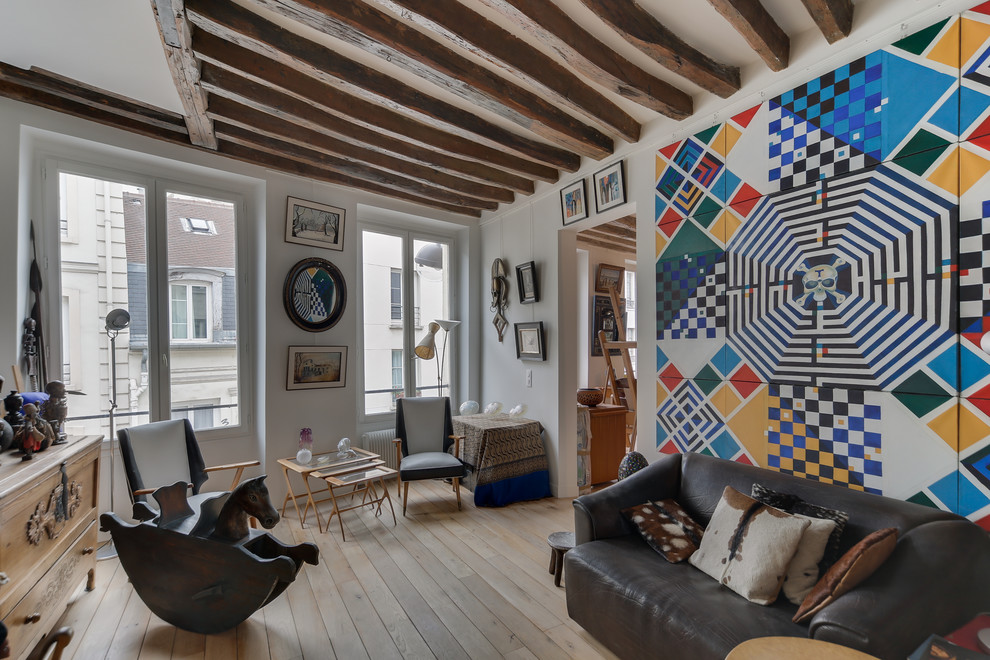 Abgetrenntes Eklektisches Wohnzimmer mit weißer Wandfarbe, hellem Holzboden und beigem Boden in Paris