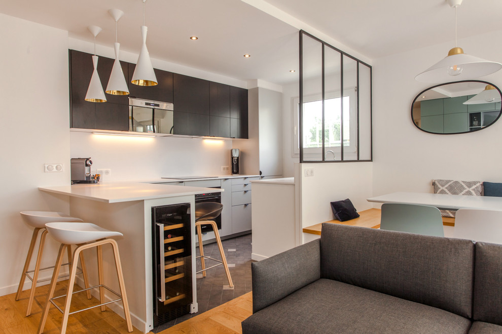 Modernes Wohnzimmer mit Keramikboden und grauem Boden in Paris