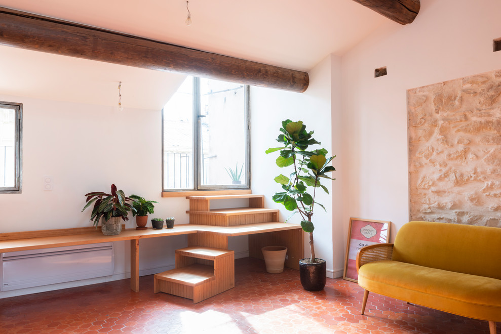 Идея дизайна: маленькая открытая гостиная комната в современном стиле с с книжными шкафами и полками, белыми стенами, полом из терракотовой плитки и красным полом для на участке и в саду