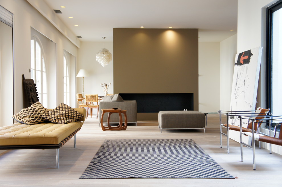 Großes, Fernseherloses, Offenes Modernes Wohnzimmer mit brauner Wandfarbe, hellem Holzboden und Gaskamin in Bordeaux