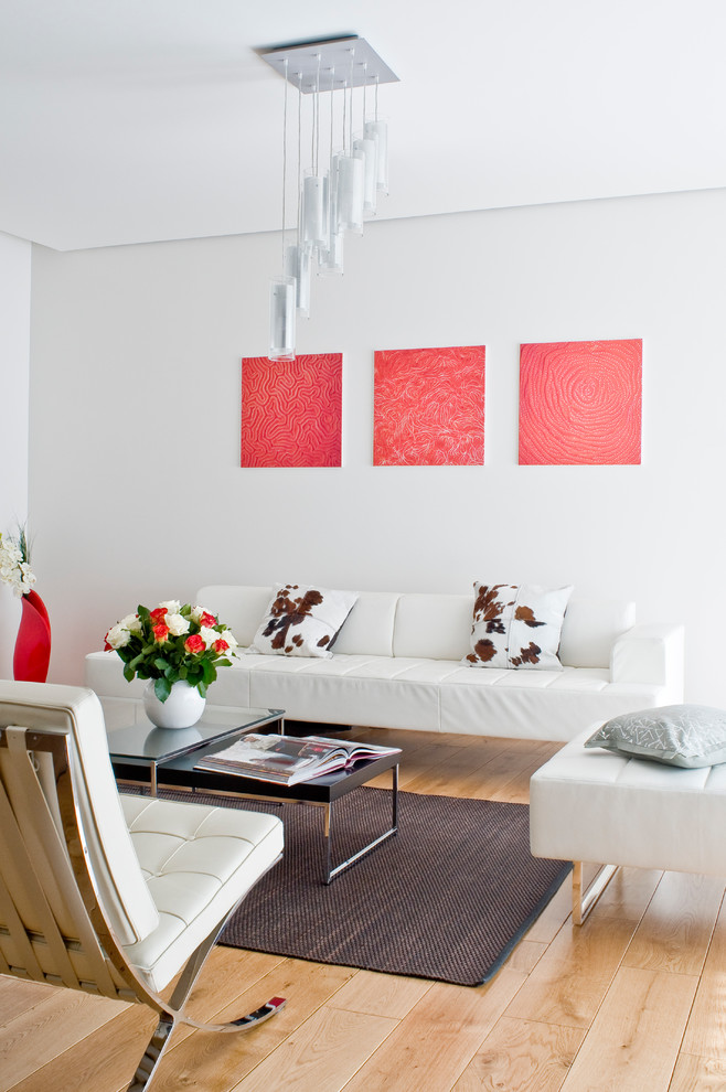 Свежая идея для дизайна: гостиная комната в стиле фьюжн с белыми стенами и паркетным полом среднего тона - отличное фото интерьера