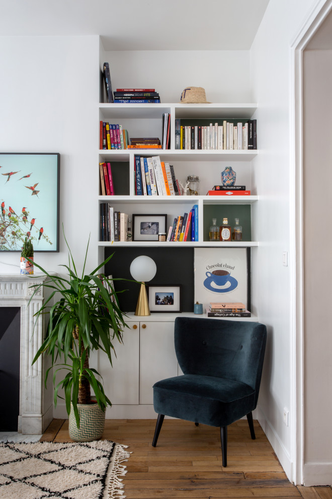 Idee per un soggiorno minimalista di medie dimensioni e aperto con pareti bianche, camino classico e TV a parete