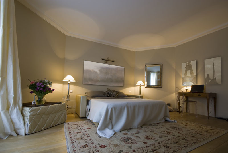 Diseño de dormitorio tradicional renovado grande sin chimenea con paredes marrones, suelo de madera clara y suelo marrón