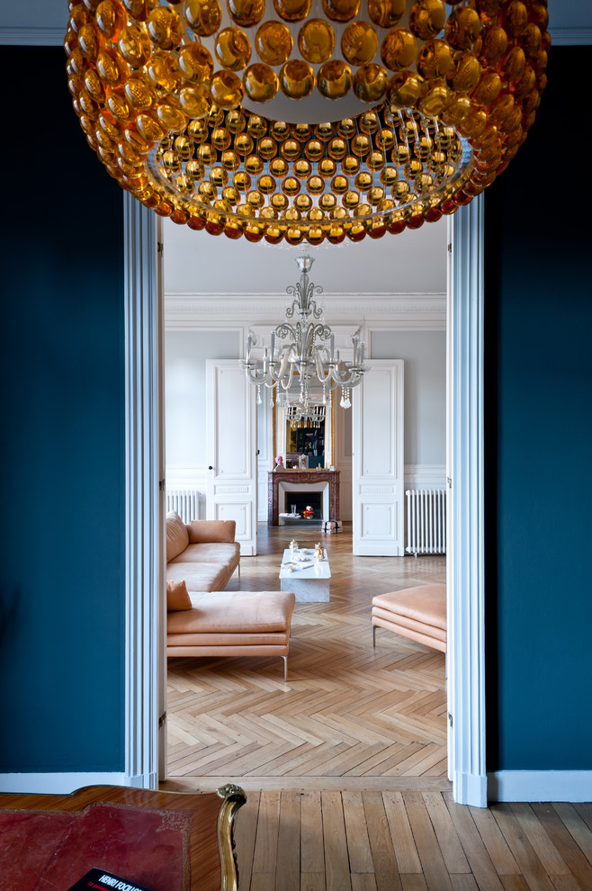 Inspiration för stora moderna separata vardagsrum, med ett finrum, blå väggar, mellanmörkt trägolv, en standard öppen spis och en spiselkrans i sten