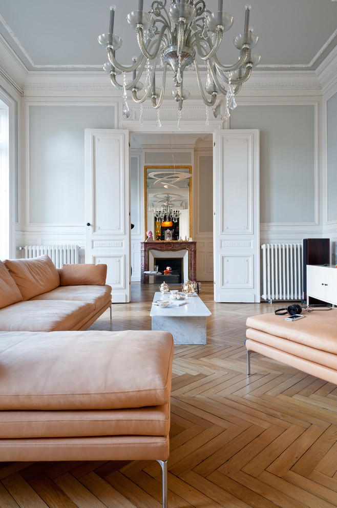 Großes, Repräsentatives, Fernseherloses, Abgetrenntes Modernes Wohnzimmer mit grauer Wandfarbe, braunem Holzboden, Kamin und Kaminumrandung aus Stein in Bordeaux