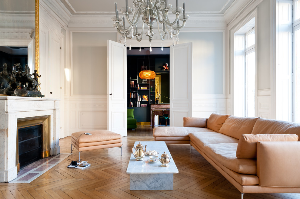 Repräsentatives, Abgetrenntes, Großes, Fernseherloses Modernes Wohnzimmer mit grauer Wandfarbe, braunem Holzboden, Kamin und Kaminumrandung aus Stein in Bordeaux