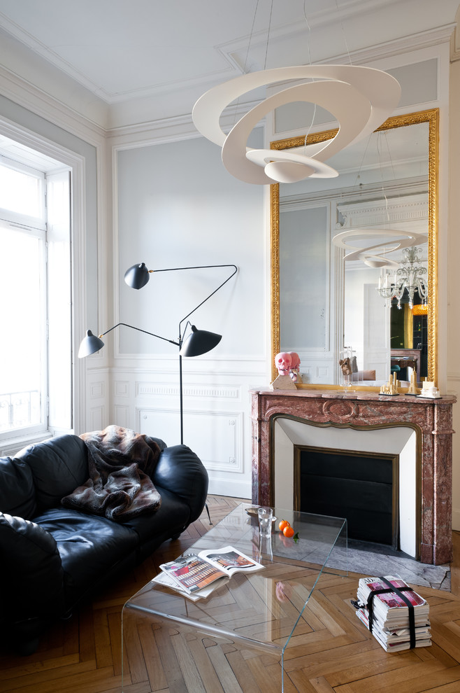 Großes, Repräsentatives, Fernseherloses, Abgetrenntes Modernes Wohnzimmer mit grauer Wandfarbe, braunem Holzboden, Kamin und Kaminumrandung aus Stein in Bordeaux