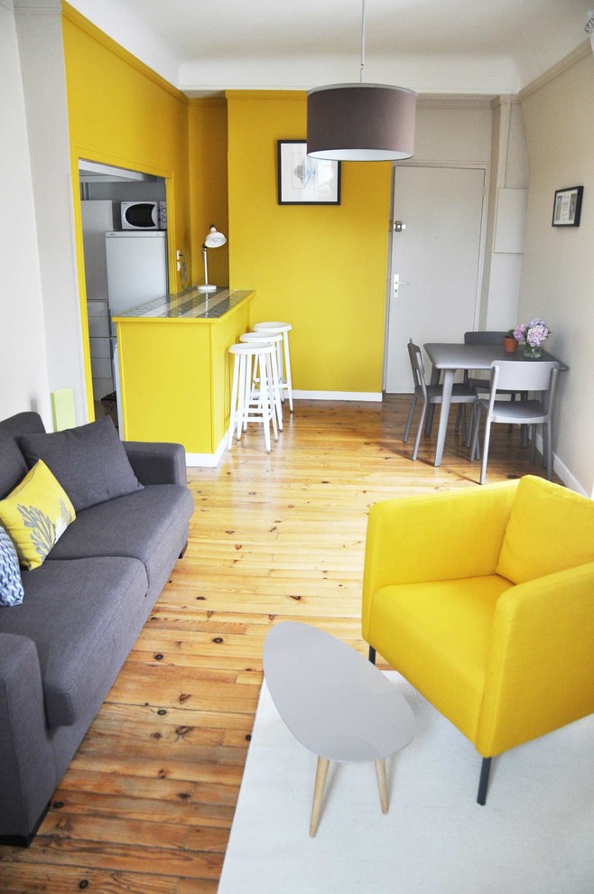 Photo of a contemporary living room in Paris.