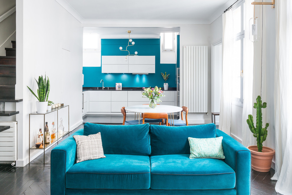 Cette photo montre un salon tendance de taille moyenne et ouvert avec un mur bleu, parquet peint et un sol noir.