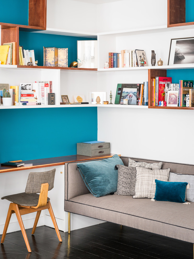 Ispirazione per un soggiorno minimal di medie dimensioni e aperto con pareti blu, pavimento in legno verniciato e pavimento nero