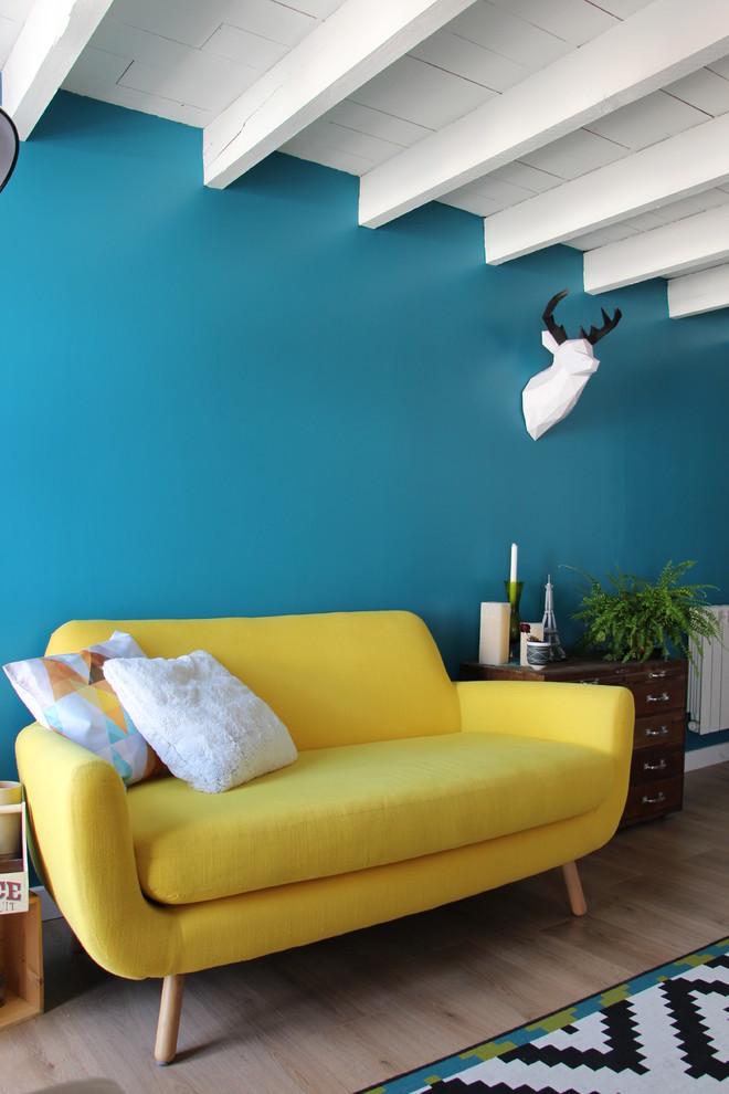 トゥールーズにある低価格の小さなコンテンポラリースタイルのおしゃれな独立型リビング (青い壁、ラミネートの床、据え置き型テレビ) の写真