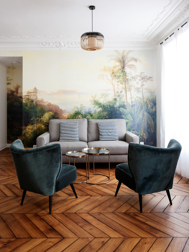 Mittelgroßes, Fernseherloses, Offenes Modernes Wohnzimmer ohne Kamin mit bunten Wänden, braunem Holzboden und braunem Boden in Paris