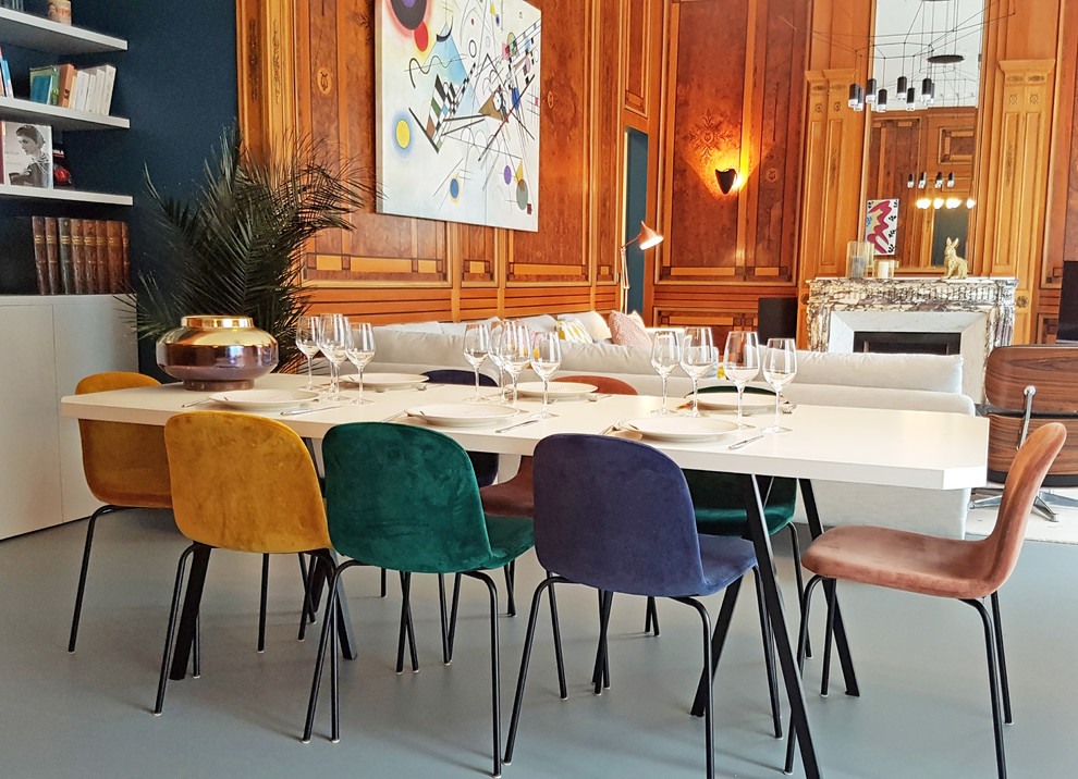 Immagine di una grande sala da pranzo contemporanea con pavimento in linoleum, camino classico, cornice del camino in legno e pavimento grigio
