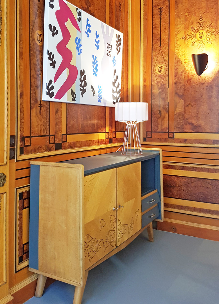 パリにあるお手頃価格の広いコンテンポラリースタイルのおしゃれなリビング (リノリウムの床、標準型暖炉、木材の暖炉まわり、据え置き型テレビ、グレーの床) の写真