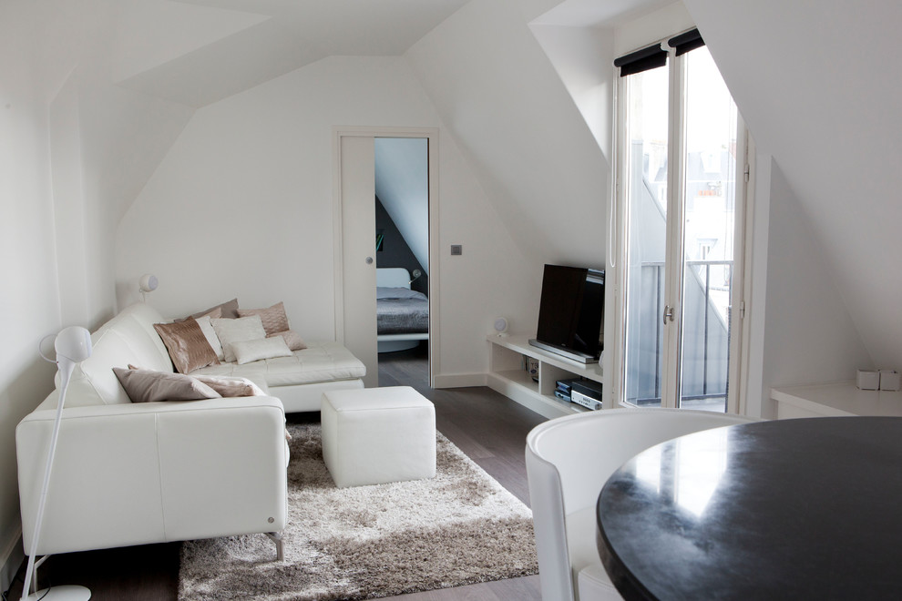 Foto di un piccolo soggiorno contemporaneo stile loft con angolo bar, pareti bianche, pavimento in legno massello medio, nessun camino e pavimento marrone