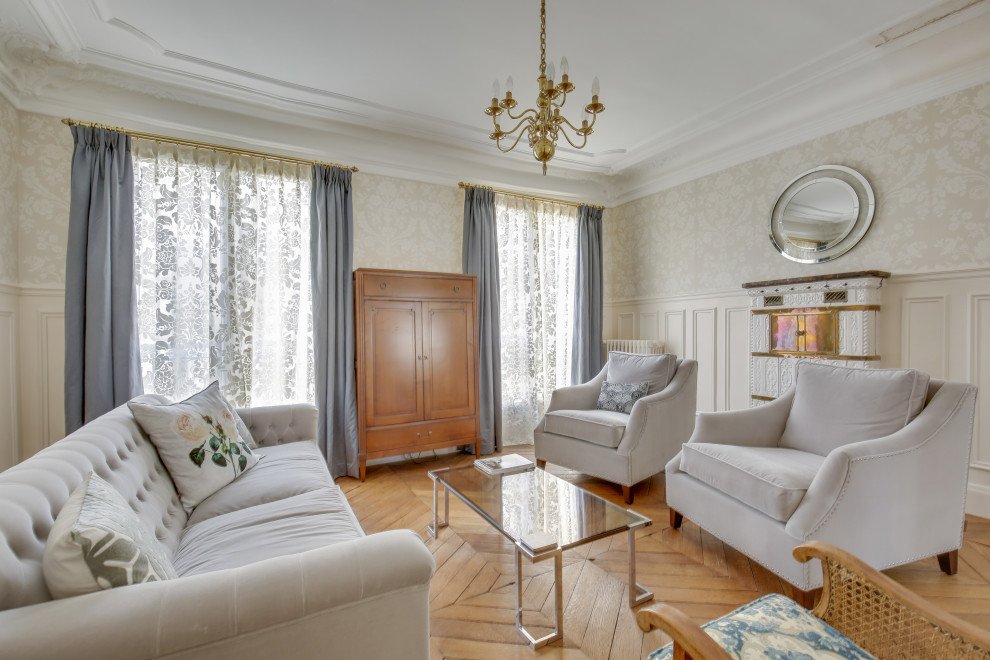 Réalisation d'un salon tradition de taille moyenne avec une salle de réception, un mur beige, parquet clair, une cheminée standard et un sol marron.