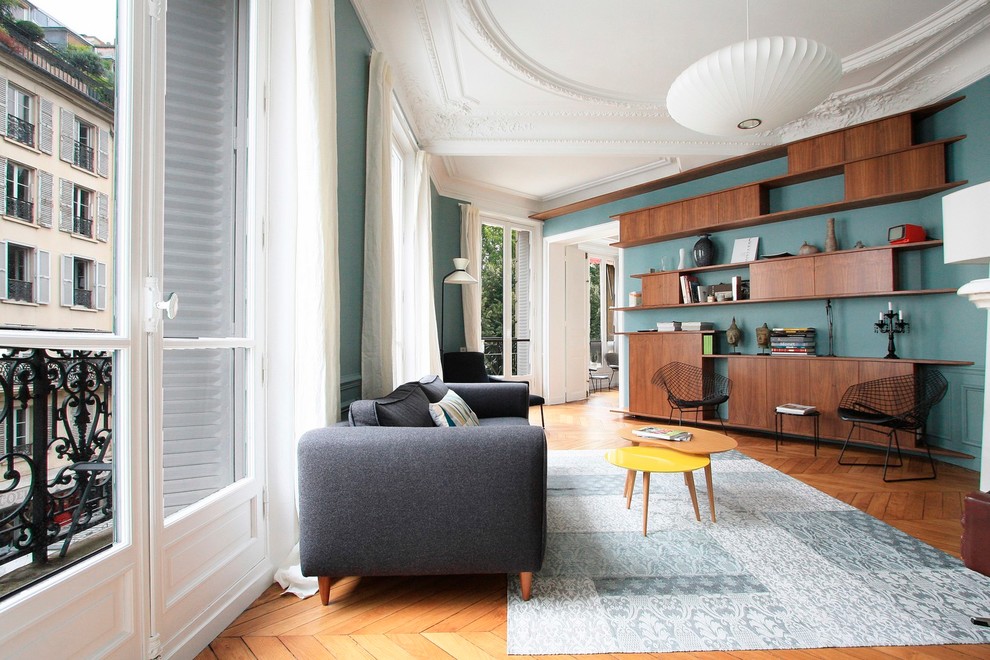 Repräsentatives, Abgetrenntes, Großes, Fernseherloses Modernes Wohnzimmer ohne Kamin mit hellem Holzboden und grüner Wandfarbe in Paris