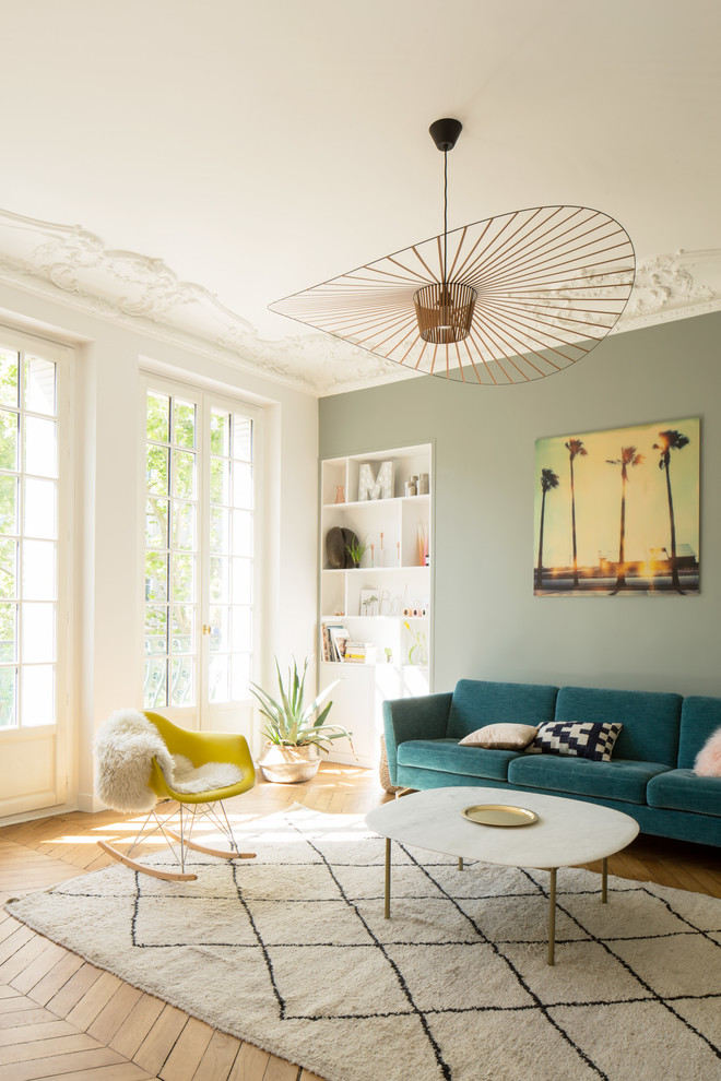 Esempio di un grande soggiorno scandinavo aperto con pareti bianche, pavimento in legno massello medio e pavimento marrone