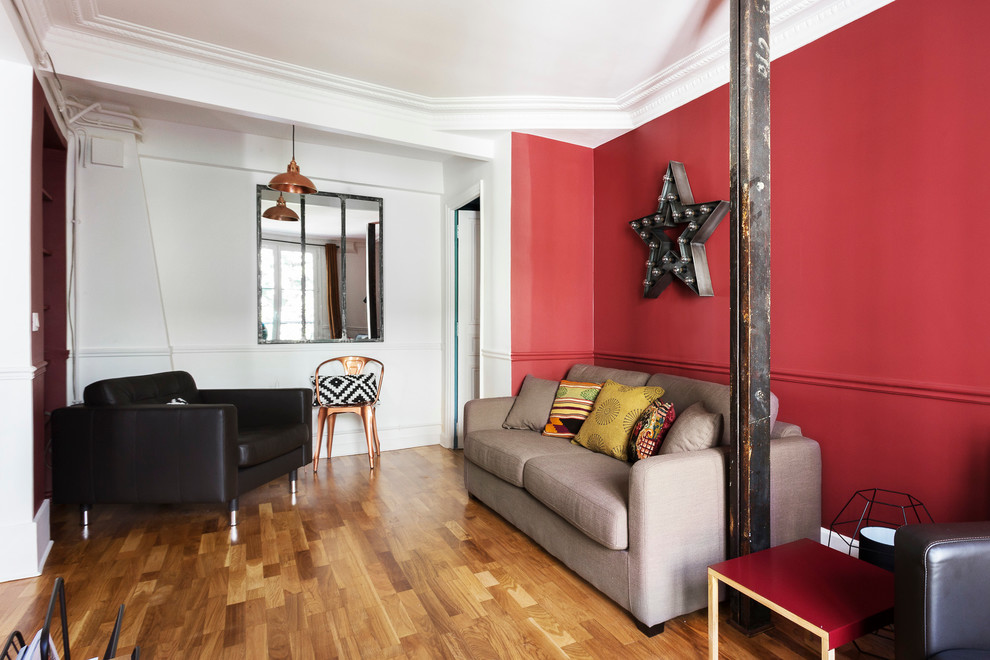 На фото: изолированная, парадная гостиная комната среднего размера в стиле фьюжн с красными стенами, светлым паркетным полом и акцентной стеной без камина, телевизора