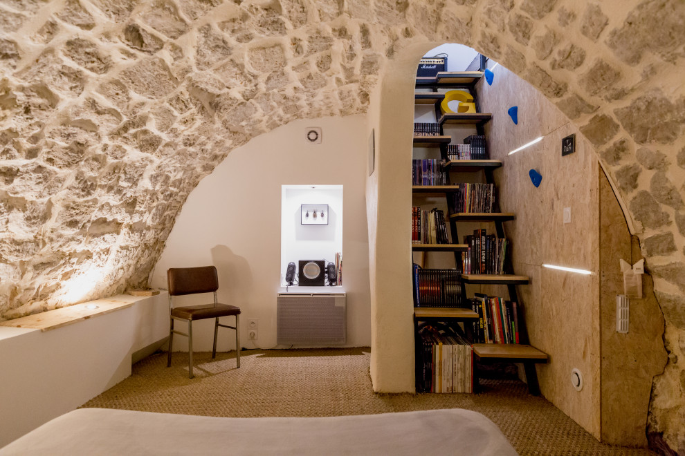 На фото: открытая гостиная комната среднего размера в стиле лофт с бетонным полом, черным полом и белыми стенами без телевизора с