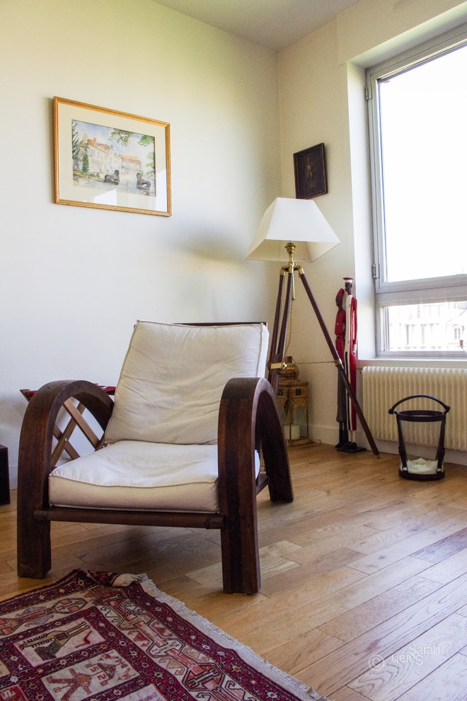 Exemple d'un petit salon éclectique fermé avec un mur blanc, parquet clair, aucune cheminée et un sol beige.