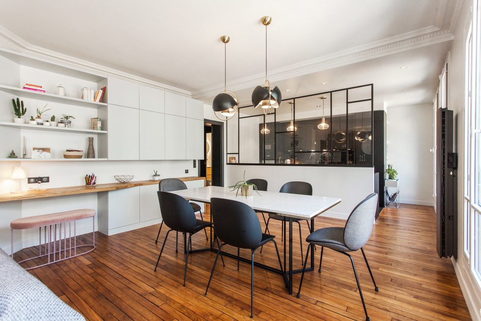 Aménagement d'un salon scandinave avec un mur blanc, un sol en bois brun et aucune cheminée.