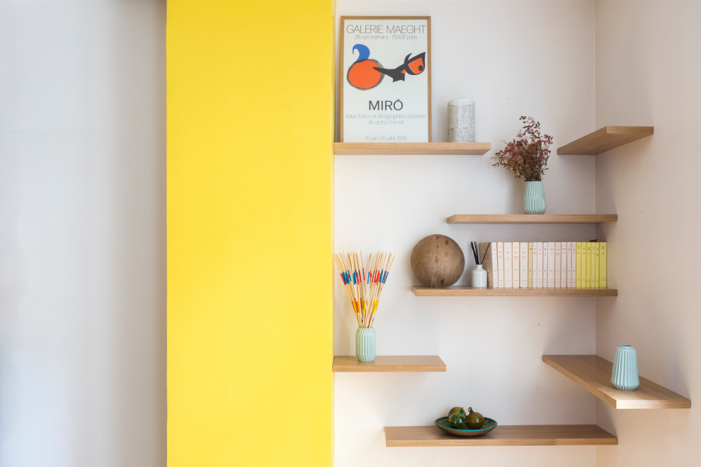 Immagine di un soggiorno minimalista con pareti gialle