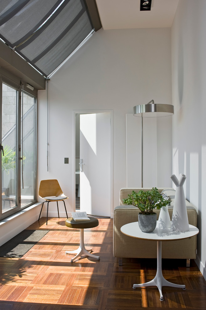 Imagen de salón para visitas abierto contemporáneo sin chimenea y televisor con paredes blancas y suelo de madera en tonos medios