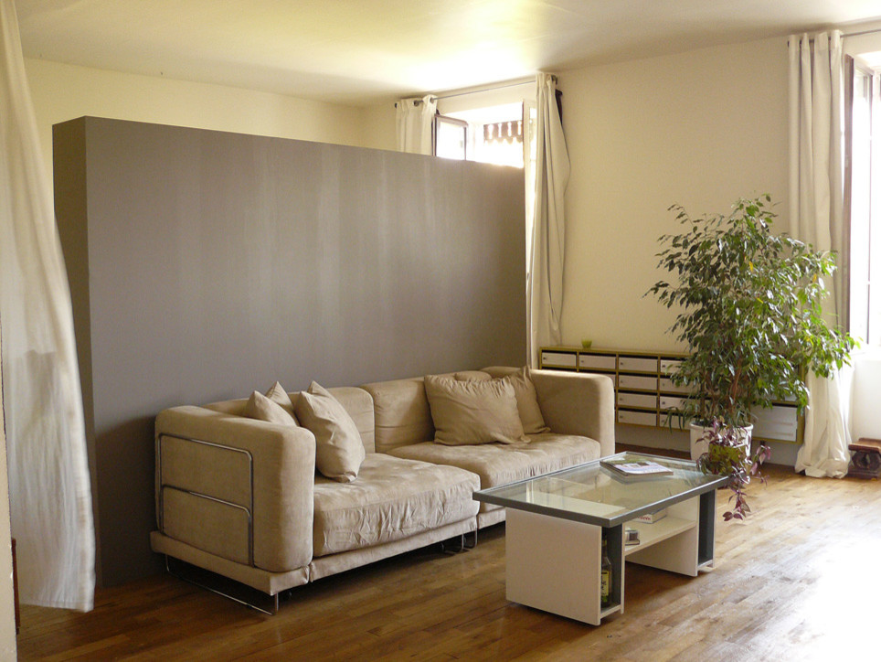 Exemple d'un salon tendance de taille moyenne et ouvert avec un mur beige, un sol en bois brun, aucune cheminée et aucun téléviseur.