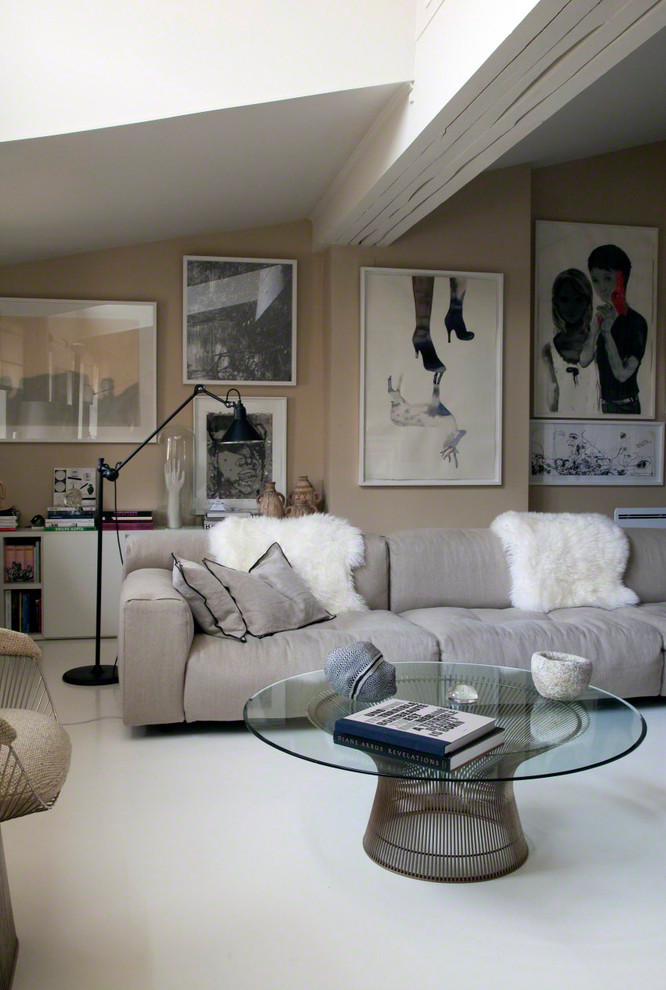 Стильный дизайн: открытая гостиная комната среднего размера в современном стиле с бежевыми стенами без камина, телевизора - последний тренд