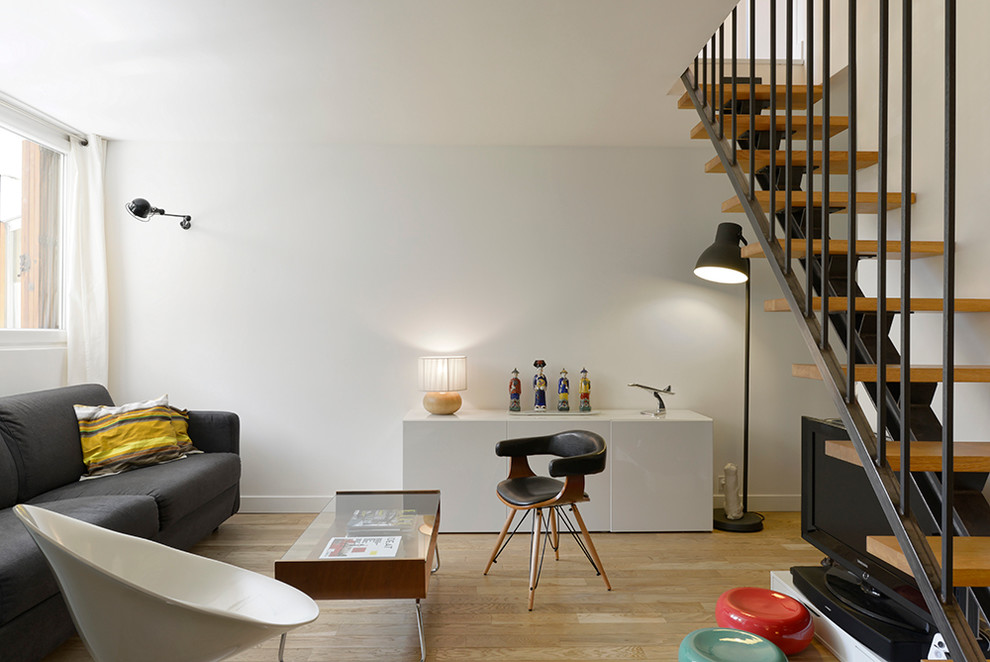 Exempel på ett mellanstort skandinaviskt separat vardagsrum, med ett finrum, vita väggar, ljust trägolv och en fristående TV