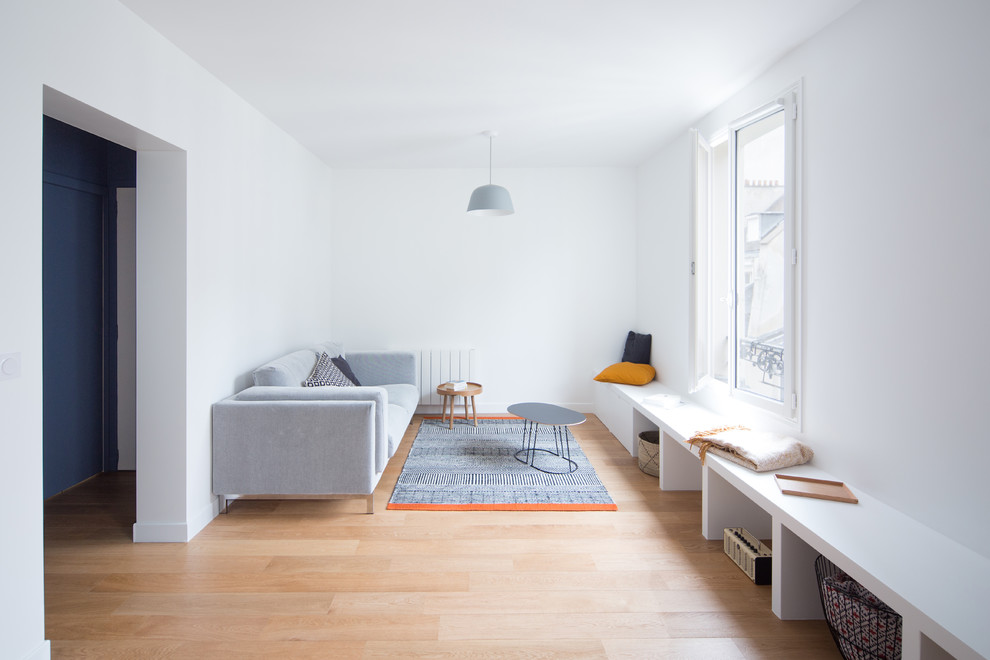 Стильный дизайн: парадная, изолированная гостиная комната среднего размера в скандинавском стиле с белыми стенами, светлым паркетным полом и коричневым полом без телевизора, камина - последний тренд
