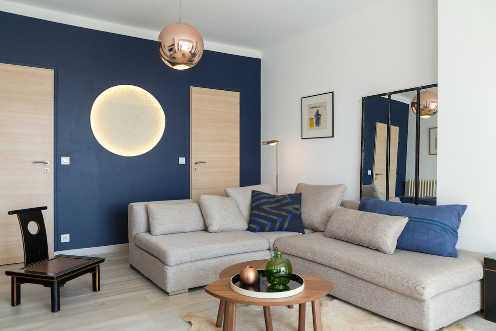 Exempel på ett mellanstort modernt separat vardagsrum, med blå väggar, ljust trägolv och ett finrum