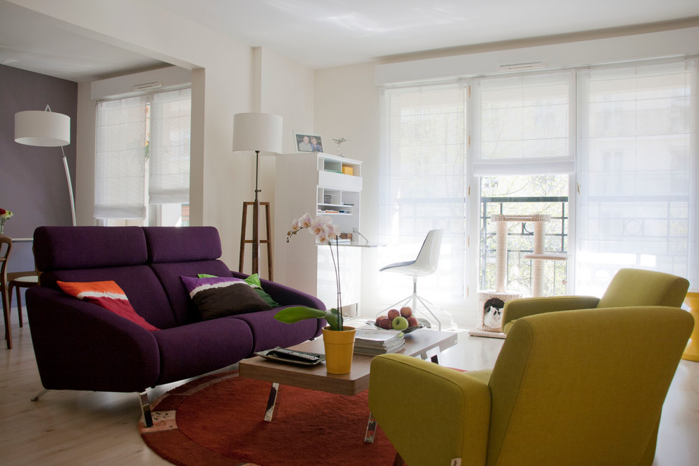 Fernseherloses, Offenes, Mittelgroßes Stilmix Wohnzimmer ohne Kamin mit beiger Wandfarbe und hellem Holzboden in Paris