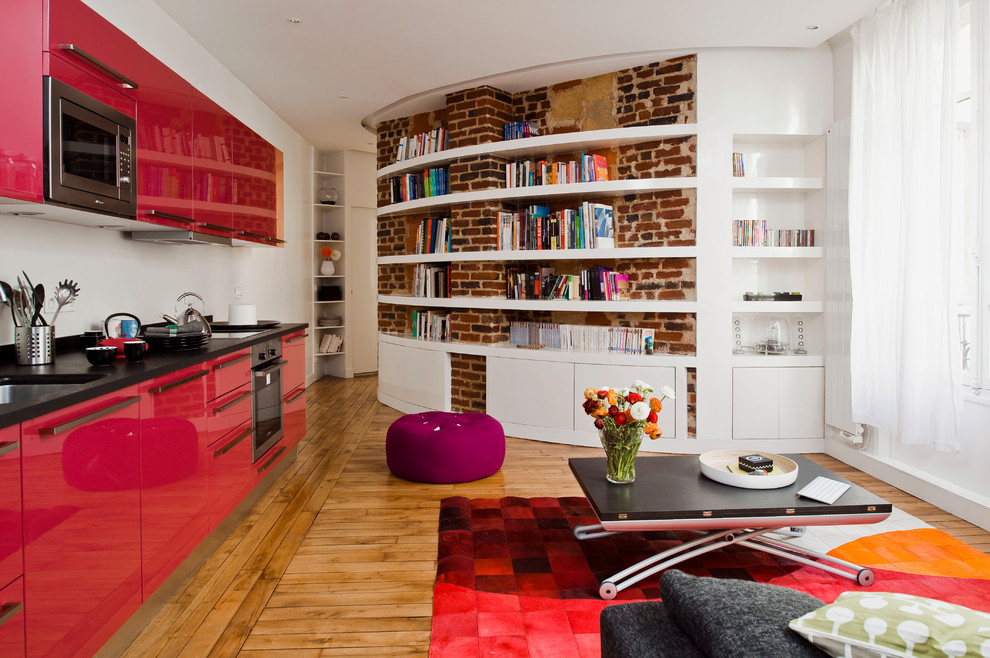 Fernseherlose, Offene, Mittelgroße Moderne Bibliothek ohne Kamin mit braunem Holzboden und weißer Wandfarbe in Paris