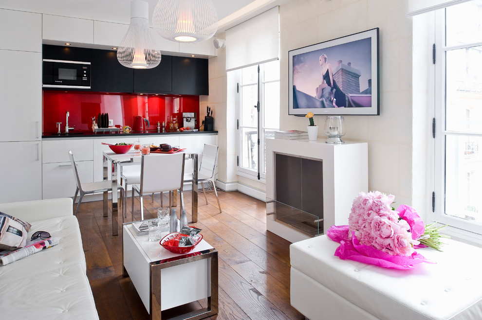 Mittelgroßes, Offenes Modernes Wohnzimmer mit beiger Wandfarbe, braunem Holzboden, Kamin und TV-Wand in Paris
