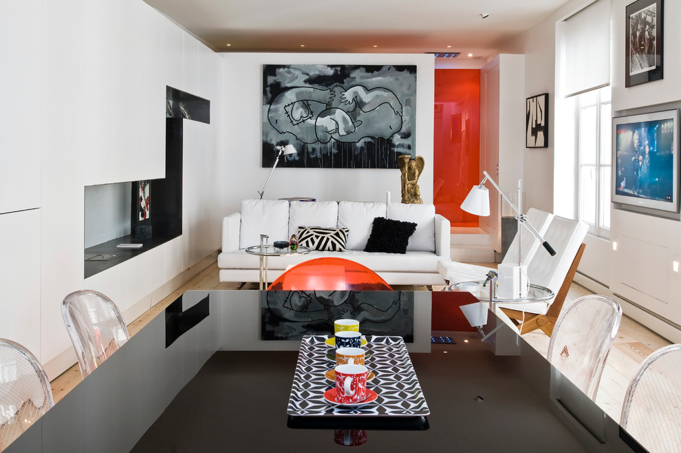 Стильный дизайн: большая открытая гостиная комната в скандинавском стиле с белыми стенами и светлым паркетным полом без камина, телевизора - последний тренд