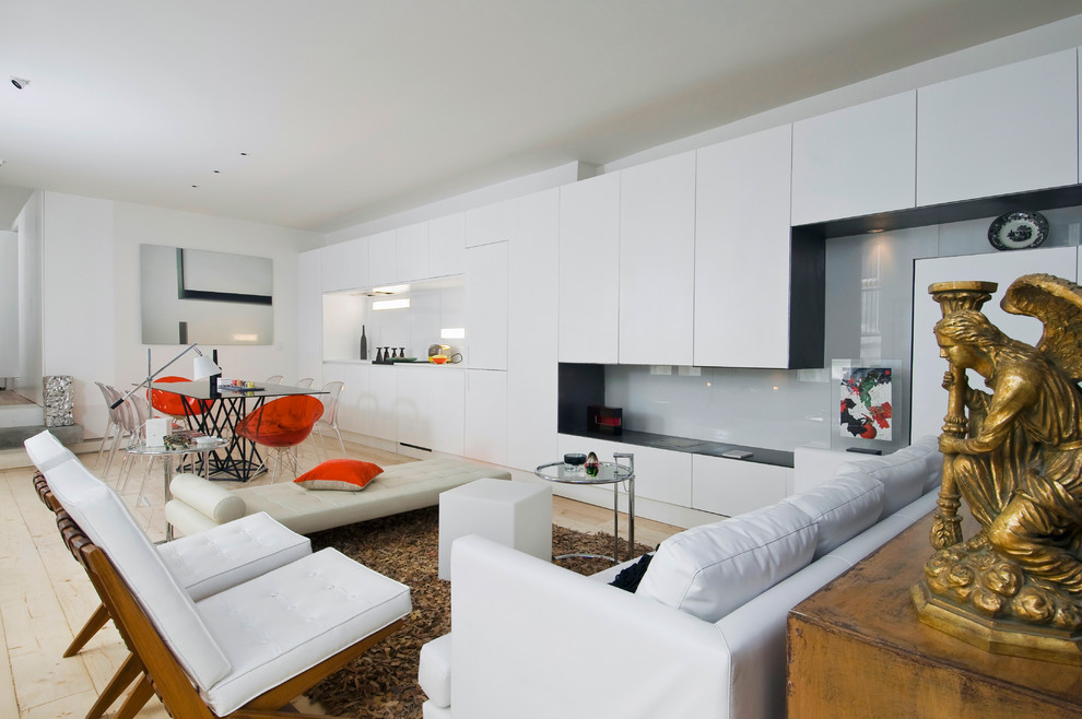 Пример оригинального дизайна: открытая, парадная гостиная комната среднего размера в скандинавском стиле с белыми стенами и светлым паркетным полом без камина, телевизора