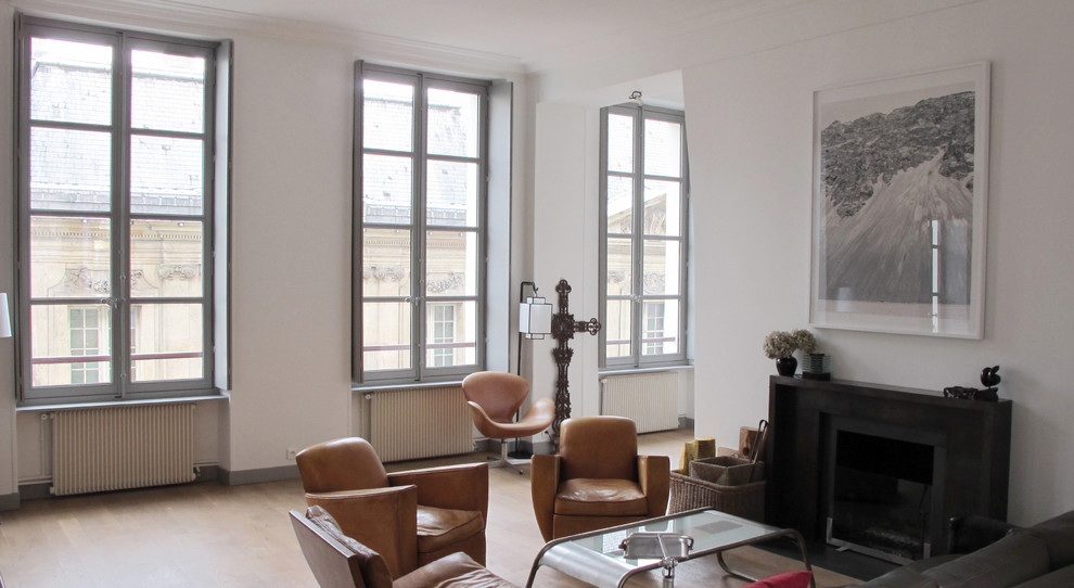 Living room - contemporary living room idea in Paris