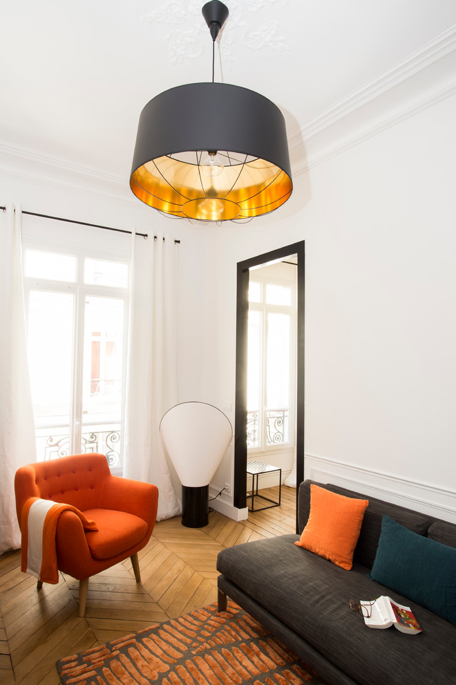 Mittelgroßes, Abgetrenntes, Repräsentatives, Fernseherloses Modernes Wohnzimmer ohne Kamin mit weißer Wandfarbe, hellem Holzboden und beigem Boden in Paris