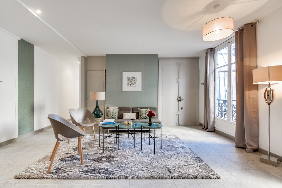 Großes, Fernseherloses, Offenes, Repräsentatives Klassisches Wohnzimmer ohne Kamin mit grüner Wandfarbe und Keramikboden in Paris