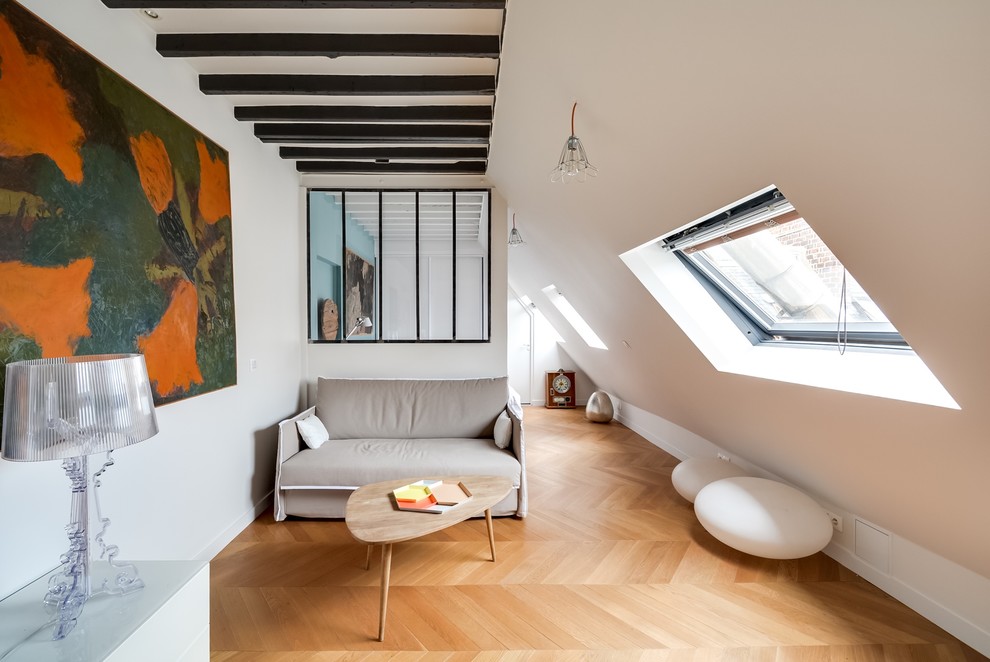 Diseño de salón actual de tamaño medio sin chimenea y televisor con suelo de madera en tonos medios y paredes blancas