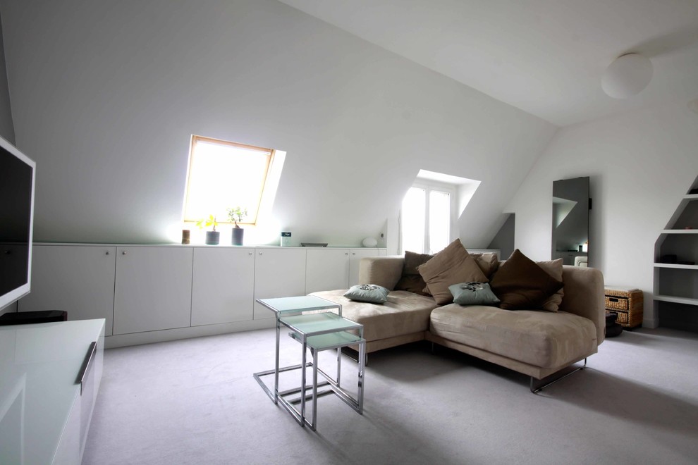 На фото: гостиная комната в стиле модернизм с ковровым покрытием